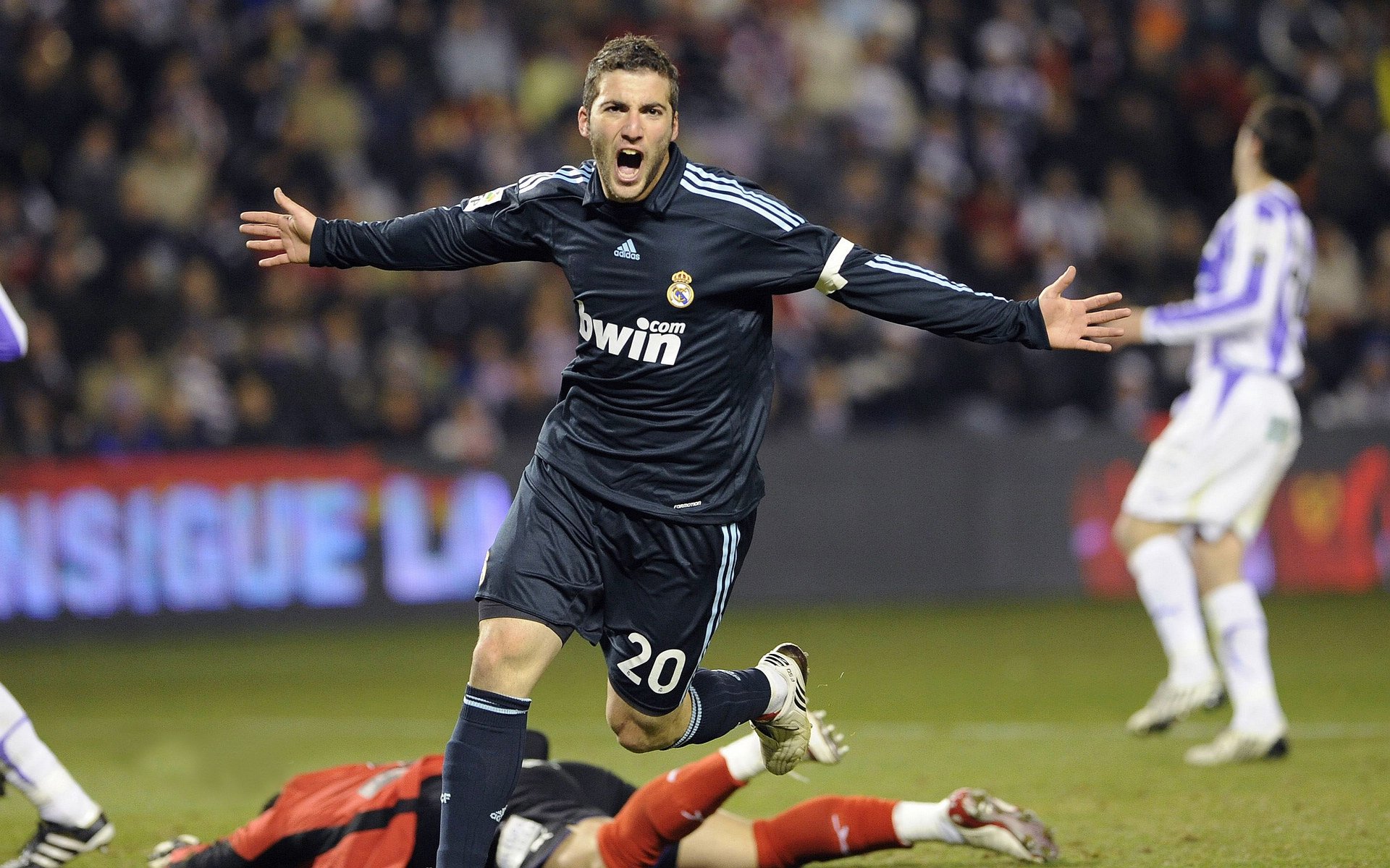 乐鱼娱乐app-C罗首秀低迷仅靠点球破门，赛后评分全队倒数，c罗全场最佳